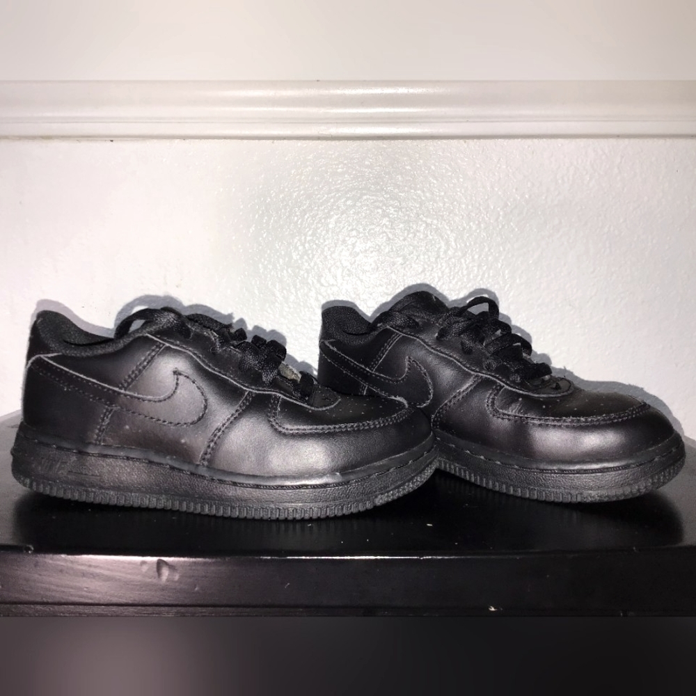 Black, size 10c, Nike low top tennis shoes